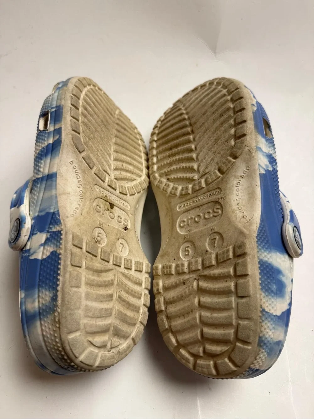 CROCS Kids Tie-Dye Cloud Print Clog in Blue and White